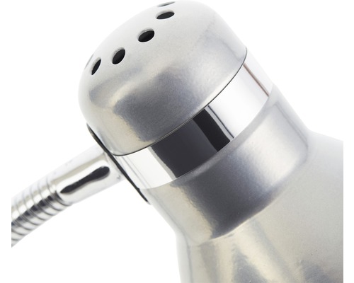 Prim-plan al unei lămpi de birou metalice cu braț flexibil