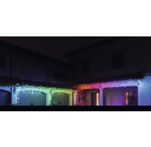 Fațadă de casă cu ghirlandă luminoasă multicoloră Twinkly ca decorațiune