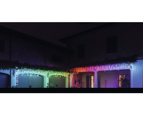 Fațadă de casă cu ghirlandă luminoasă multicoloră Twinkly ca decorațiune