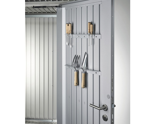 Ușă metalică cu unelte de grădinărit atașate