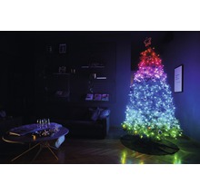 Brad de Crăciun cu lumini în camera de zi, lângă o masă cu decorațiuni