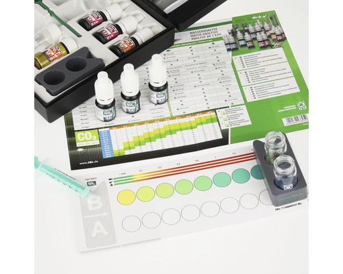 Trusă de testare a apei cu reactivi, pahare de măsurare și cartonașe color pentru determinarea diferitelor valori ale apei.