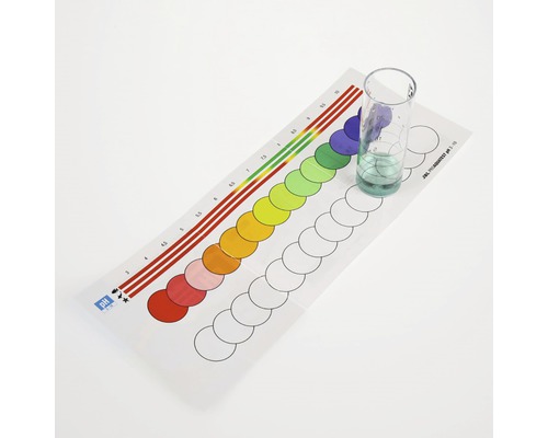 Bandă de testare a pH-ului cu probă de apă în pahar