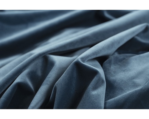 Prim-plan cu țesătură de catifea albastră cu pliuri
