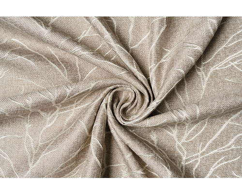 Material decorativ cu model de frunze pe o rolă de material
