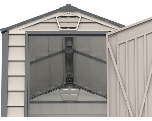 Vizualizare detaliată a acoperișului și a ușii deschise a unei magazii de grădină.