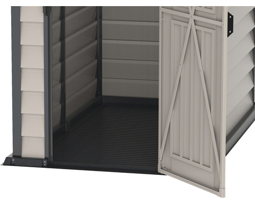 Detaliu al unei magazii de unelte cu ușa deschisă și podea