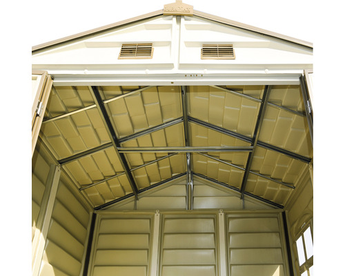 Vedere interioară a unei magazii de grădină cu structură de acoperiș