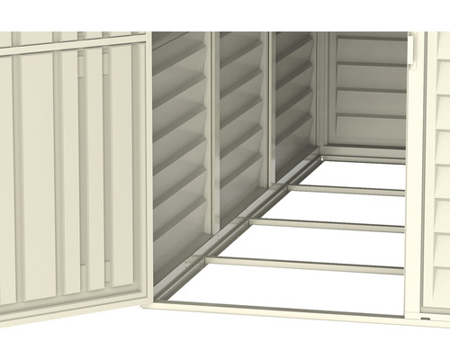 Imagine detaliată a unei magazii de grădină cu ușa deschisă și ferestre cu jaluzele