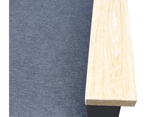 Imagine detaliată cu un fotoliu cu braț din lemn și tapițerie din material textil