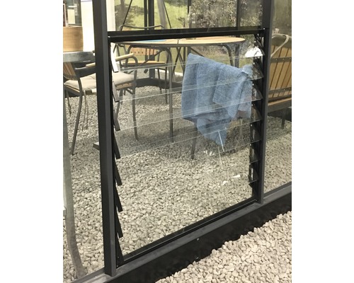 Fereastră jaluzea cu lamele de sticlă și cadru