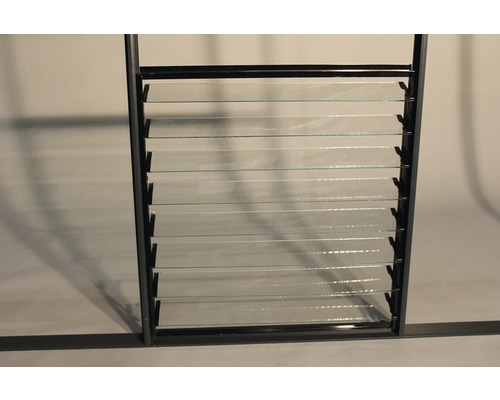 Fereastră cu jaluzele cu lamele de sticlă