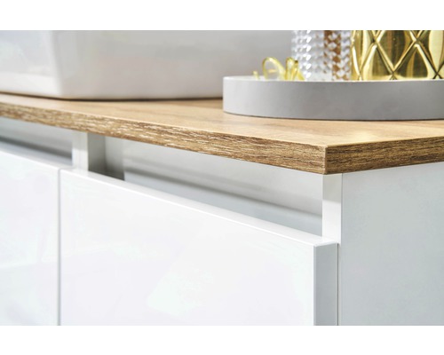 Imagine detaliată cu un dulap de bază pentru lavoar cu blat din lemn și fronturi albe