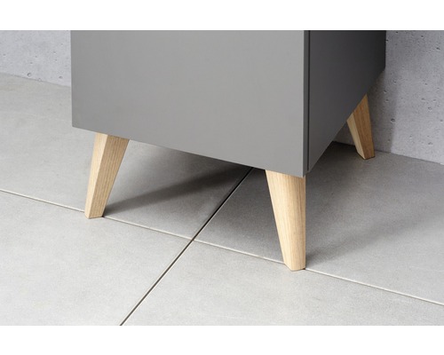 Prim-plan cu dulap inferior gri cu picioare din lemn