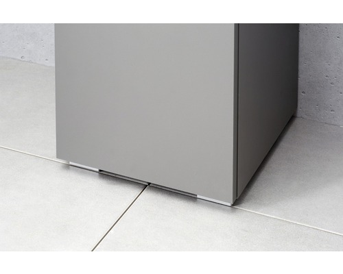 Imagine detaliată a unui dulap de baie pe o podea cu gresie