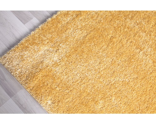 Covor cu fibre lungi pe podea de lemn