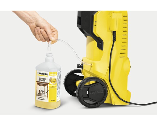 Aparat de spălat cu presiune Kärcher cu detergent universal în uz
