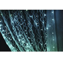 Cortina decorată cu instalație luminoasă Twinkly