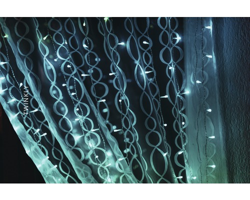 Cortina decorată cu instalație luminoasă Twinkly