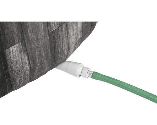 Furtun de grădină conectat la un container IBC