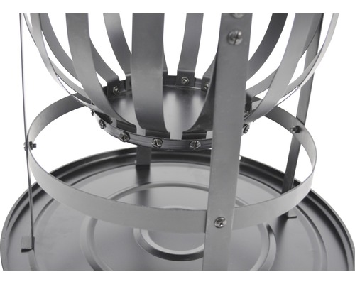 Imagine detaliată a unui vas de foc din metal