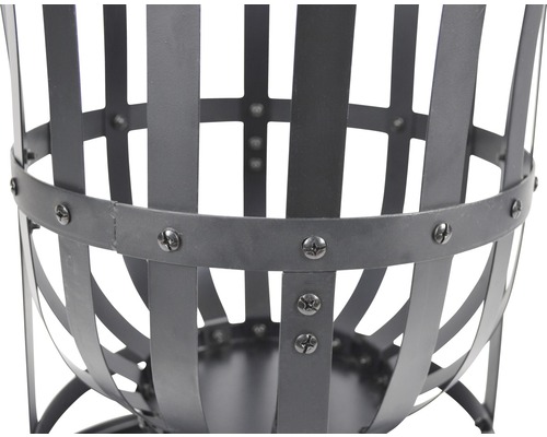 Prim-plan coș de foc din metal