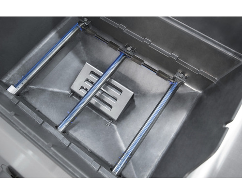 Vedere interioară a unui grătar pe gaz cu arzătoare și distribuitor de căldură