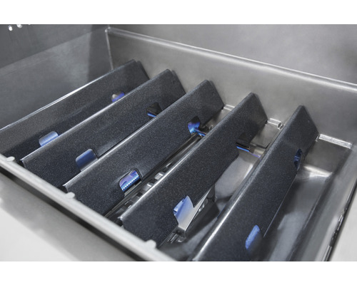 Interiorul unui grătar pe gaz cu capace pentru arzător