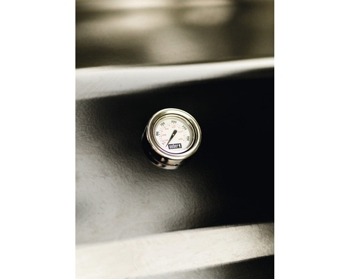 Termometru Weber pe o suprafață de grătar