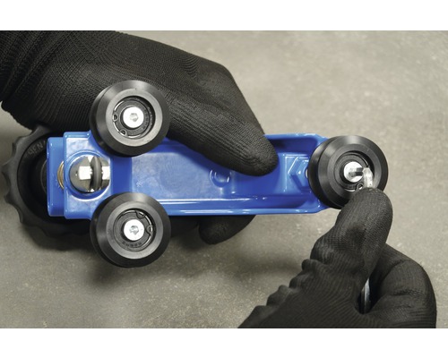 Suport albastru pentru scule cu role negre și mână cu mănușă de lucru