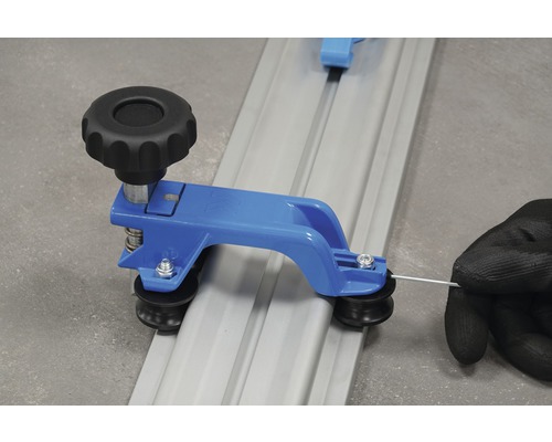 Prim-plan cu un tăietor de faianță în uz cu o șină de faianță