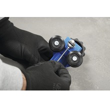 Utilizatorul ajustează unealta pe role cu o cheie hexagonală