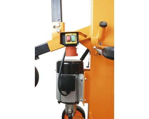 Imagine detaliată a unui despicător de lemne cu motor și panou de control