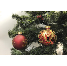 Brad cu doi globuri roșii de pom cu ornamente