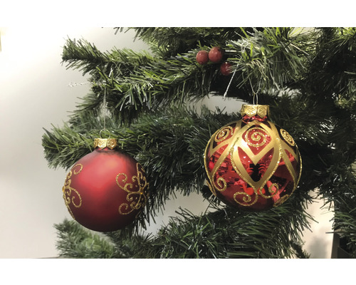 Brad cu doi globuri roșii de pom cu ornamente