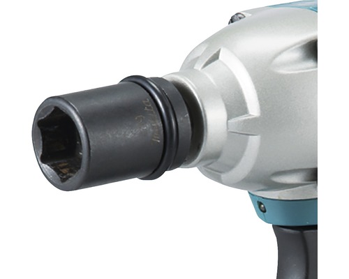 Prim-plan al unei chei de impact cu cheie tubulară