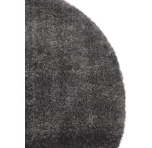 Imagine detaliată a unui covor rotund cu fibre lungi