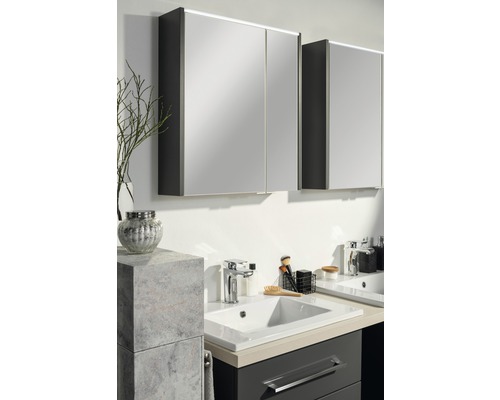 Baie cu lavoar, dulapuri cu oglinzi și baterii