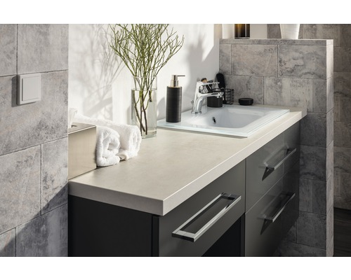 Mobilier de baie cu lavoar, robinet și articole decorative.
