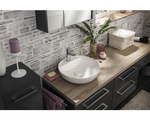 Baie modernă cu lavoar, dulap de lavoar și oglindă