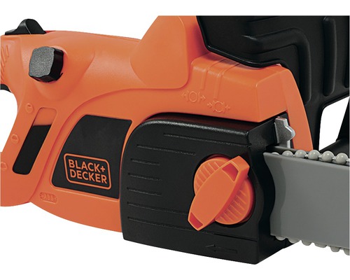 Sigla Black and Decker pe un motoferăstrău de jucărie