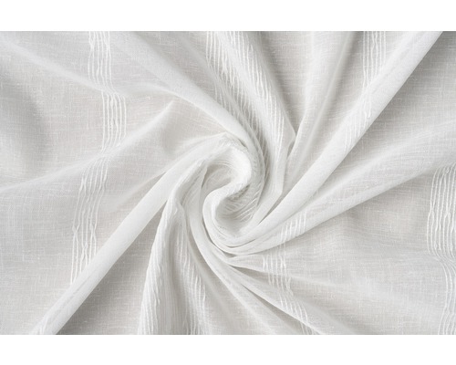 Prim-plan cu o țesătură de perdea albă, transparentă, cu model cu dungi