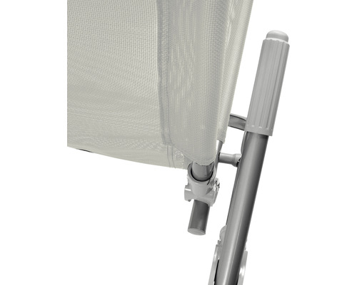 Imagine detaliată a unui șezlong cu tapițerie din material textil și cadru metalic