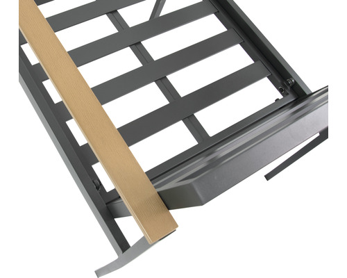 Vizualizare detaliată a unei structuri de terasă cu cadru și scândură de lemn