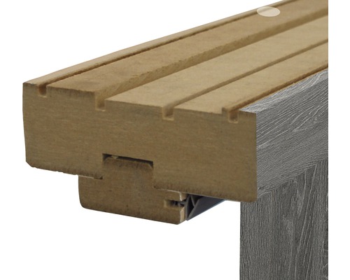 Prim-plan cu un toc de ușă din lemn și material lemnos