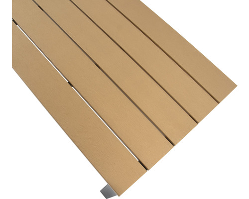 Imagine detaliată a unei plăci de terasă din lemn cu spații înguste între ele