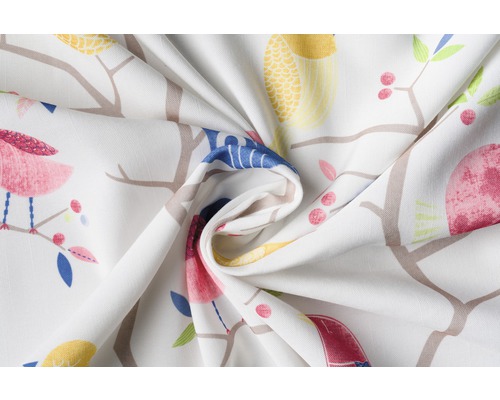 Prim-plan cu țesătură decorativă cu model de pasăre