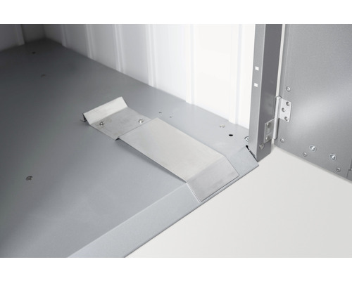 Vizualizare detaliată a interiorului unui dulap metalic cu fixare pe podea