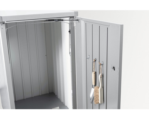 Dulap deschis pentru scule, din metal, cu unelte de grădinărit pe interiorul ușii