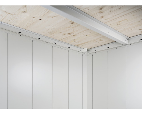 Vedere interioară a unei căsuțe de grădină cu tavan de lemn și elemente de perete